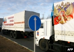 Грузовики с «гумконвоем» России пересекают границу в пункте Изварино, октябрь 2014 года