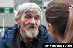 Глава карельского «Мемориала» Юрий Дмитриев, обвиняемый в изготовлении порнографических материалов с участием приемной дочери, перед оглашением приговора у Петрозаводского городского суда. Россия. Петрозаводск. 5 апреля 2018 года