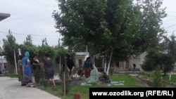 Учителя и воспитатели школы-интерната №62 в городе Самарканде занимаются уборкой территории учебного заведения.