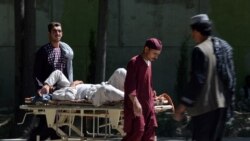 آرشیف، مردی که در یک انفجار زخمی شده در حال انتقال به شفاخانه برای معالجه در ولایت زابل