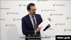 Сергей Лещенко документтерди көртөтүүдө. 21-март, 2017-жыл