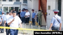 Оцепленная территория у посольства Китая в Кыргызстане, где прогремел взрыв. Бишкек, 30 августа 2016 года.
