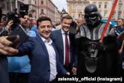 Володимир Зеленський (ліворуч) та Андрій Богдан (посередині) у Львові 6 червня 2019 року