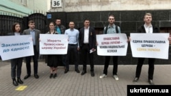 Активісти біля резиденції патріарха Філарета закликали до єдності православних українців, наголошуючи: «Православна церква України – основа національної безпеки». Київ, 14 травня 2019 року