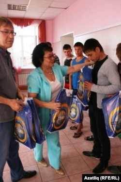 Борки балалар йортында үсмерләргә бүләк тапшыралар. Фәрит Хәким (с) һәм конгресс вәкиле Вәлимә Ташкалова