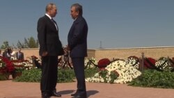 Владимир Путин и Шавкат Мирзияев на могиле Ислама Каримова в Самарканде.