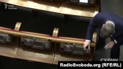 Народний депутат Артем Ільюк розкладає картки депутатської групи «Партії «Відродження»