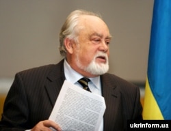 Голова Комітету з Національної премії України імені Тараса Шевченка Роман Лубківський виступає на засіданні колегії Держкомтелерадіо. Київ, 1 лютого 2007 року