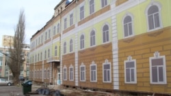 Здание в Омске, завешенное баннером.