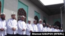 Муфтият КР рекомендовал для даавата специальную форму, однако приверженцы "Йакын инкара" не следовали этим правилам.