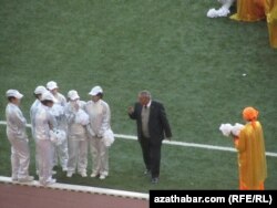 Resmileriň biri çärä gatnaşdyrylýan gyzlara görkezme berýär