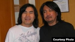 Кыргыз музыканты Адил Чекилов Батырхан Шукенов менен