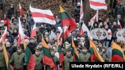 Беларускія і літоўскія сьцягі на цырымоніі перапахаваньня парэшткаў Кастуся Каліноўскага і паўстанцаў 1863–64 гадоў у Вільні, 22 лістапада 2019 году