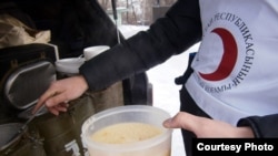 Раздача обедов для бездомных. Семей, 15 января 2013 года. Фото предоставлено Обществом Красного Полумесяца.