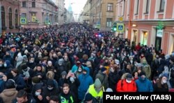А.Навальныйды колдогон нааразылык чарасында. Санкт-Петербург. 2021-жылдын 31-январы.