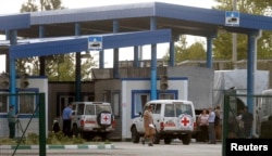 Машины Красного Креста и российского конвоя с гуманитарным грузом пересекают КПП "Донецк"