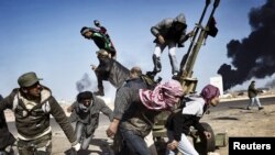 Kaddafä garşy göreşen harby güýçler Misurat şäheriniň eteginde