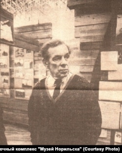 Георгий Жженов в музее Норильска. 2000 г.