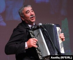 Рәис Ханнанов җырлый