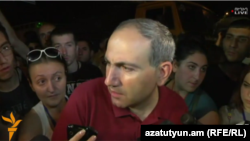 Никол Пашинян рассказывает собравшимся гражданам и представителям СМИ о ситуации, Ереван, 19 июля 2016 г.