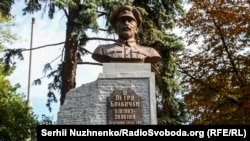 Пам’ятник полковнику Армії УНР Петру Болбочану в Києві – у творі Булгакова він діє під прізвищем Болботун