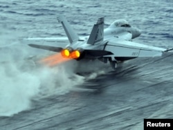 Винищувач 18F стартує з борту американського авіаносця USS Enterprise в Червоному морі для патрулювання авіапростору Лівії після огошення його безполітною зоною. 7 березня 2011 року