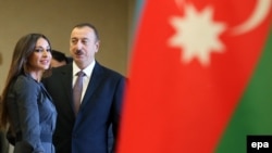 Ільхам Аліеў з жонкай Мэхрыбан на выбарчым участку