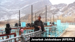 11-январда чек арачылар атышкан суу бөлүштүрүүчү жер. Баткен, 23-январь, 2014.