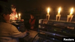 Прадуктовая крама, асьветленая сьвечкамі з-за адключэньня электраэнэргіі. Сімфэропаль, 22 лістапада 2015 году