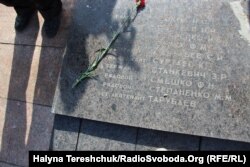 Плита на Марсовому полі без дати народження і смерті