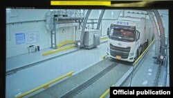 Кыргыз-кытай чек арасындагы "Эркечтам" өткөрмө бекети. Иллюстрациялык сүрөт.