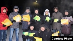 Студенты Семея с плакатами, которые они подготовили для расклейки в общественном транспорте. Семей, 22 января 2013 года. Фото Асель Шайхыновой.