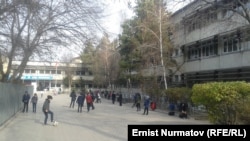 №28 мектептин короосундагы балдар