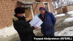 Директор Жусуп Ажибаев жана пансиондо жашаган Павел Жданов