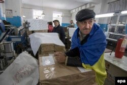 Члени виборчої комісії у друкарні Маріуполя, що виготовляла бюлетені для голосування 25 жовтня