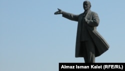 Памятник Ленину на центральной площади в Оше