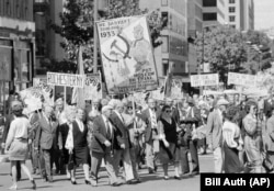 Вашингтон, 16 вересня 1984 року. Цього дня близько 7 тисяч осіб, більшість із яких українці, протестували біля будівлі посольства СРСР проти нищення української культури та русифікації України радянським режимом