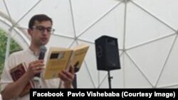 Любко Дереш читає свою книгу на Слов'янській книжковій толоці. Україна, Донбас. 30 липня 2018 року