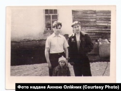 Володимир Олійник (ліворуч) з сином (по центру) під час заслання