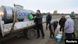 Прием молока от фермеров. 24 октября 2012 года. Иллюстративное фото.