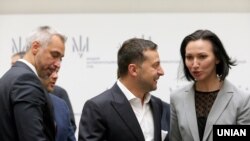 5 вересня 2019 року: тоді генпрокурор України Руслан Рябошапка спілкувався з президентом Володимиром Зеленським. Праворуч – голова Вищого антикорупційного суду України Олена Танасевич