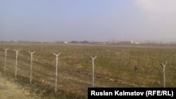 Аэропорт менен жашоочулардын үйү чектешкен аймак