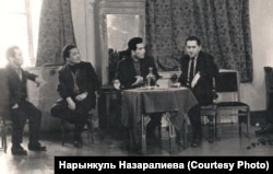 “Саманчынын жолу” даярдалып жаткан күндөр. Солдон онго режиссер М.Назаралиев, театрдын директору З.Тургунбаев, жазуучу Чыңгыз Айтматов жана режиссер Жалил Абдыкадыров.