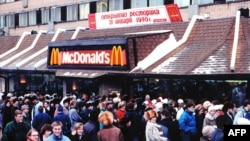 "Мак Дональдстын" алдында кезек күткөндөр, 31-январь, 1990-жыл