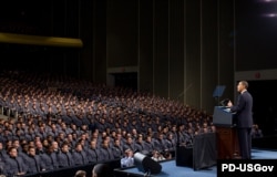 Кадеты Вест-Пойнта слушают выступление Барака Обамы