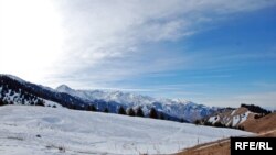 Пиар проекта ГЛК «Кок-Жайляу» предыдущая команда его продвиженцев начала с распространения информации о «девяти метрах снега» на будущем курорте зимой. На самом деле снега там выпадает в десять раз меньше, о чем в 2012 году заявил Центр гидрометеорологического мониторинга Алматы. По этому фото, сделанному во второй половине декабря, видно, что снега на Кок-Жайляу не всегда много. На склонах, обращенных на юг, его зачастую вовсе нет. 19 декабря 2012 года.