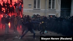 Участники протестов и спецподразделения полиции недалеко от здания президентской администрации. Киев, 1 декабря 2013 года.