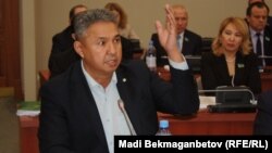 Депутат Азат Перуашев.