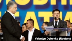 П'ятий і шостий президенти України Петро Порошенко (л) і Володимир Зеленський, дебати на НСК «Олімпійський», квітень 2019 року