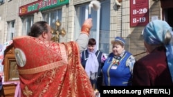 Нават прадавачкі з крамаў перапыняюць працу і сустракаюць працэсію